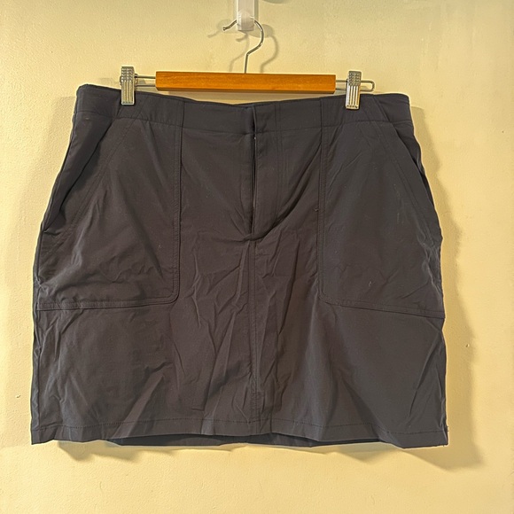 Eddie Bauer Golf skirt with attached shorts - Picture 3 of 4